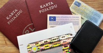 Od dziś nowe zasady rejestracji aut. Póki co zyskuje tylko jedna...