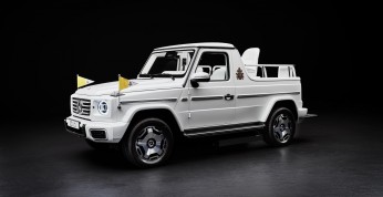 Papież zakłada kurtkę Moncler. Nowy Papamobile to odjechana klasa G