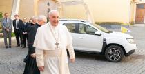 Papie Franciszek nie yje. Jego pontyfikat zredefiniowa pojcie papamobile