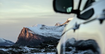 Range Rover w norweskich górach. Fenomenalne fotografie Jonasa...