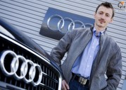 Adam Maysz obok Audi Q7