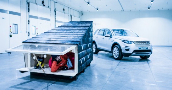 Świąteczna chatka Land Rovera