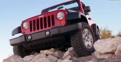 Wideo: Jeep Wrangler wjecha w koci