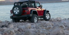 Wideo: Jeep Wrangler wjecha w koci