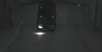 Video: Wkurzony kierowca Nissana taranuje bramę i ląduje na dachu