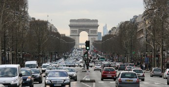 Paryż chce wprowadzić zakaz ruchu dla pojazdów starszych niż 20...