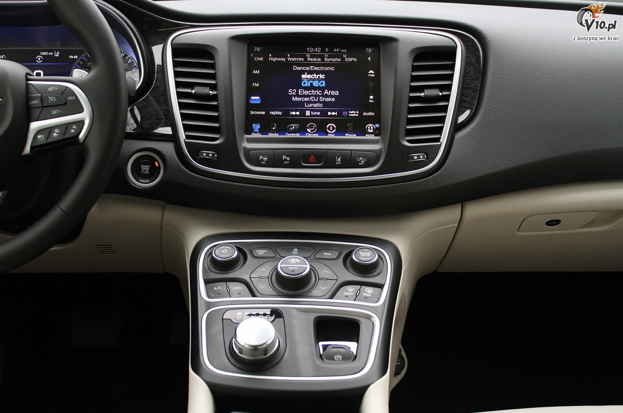 Chrysler 200 model na rok 2015 - pierwsza jazda