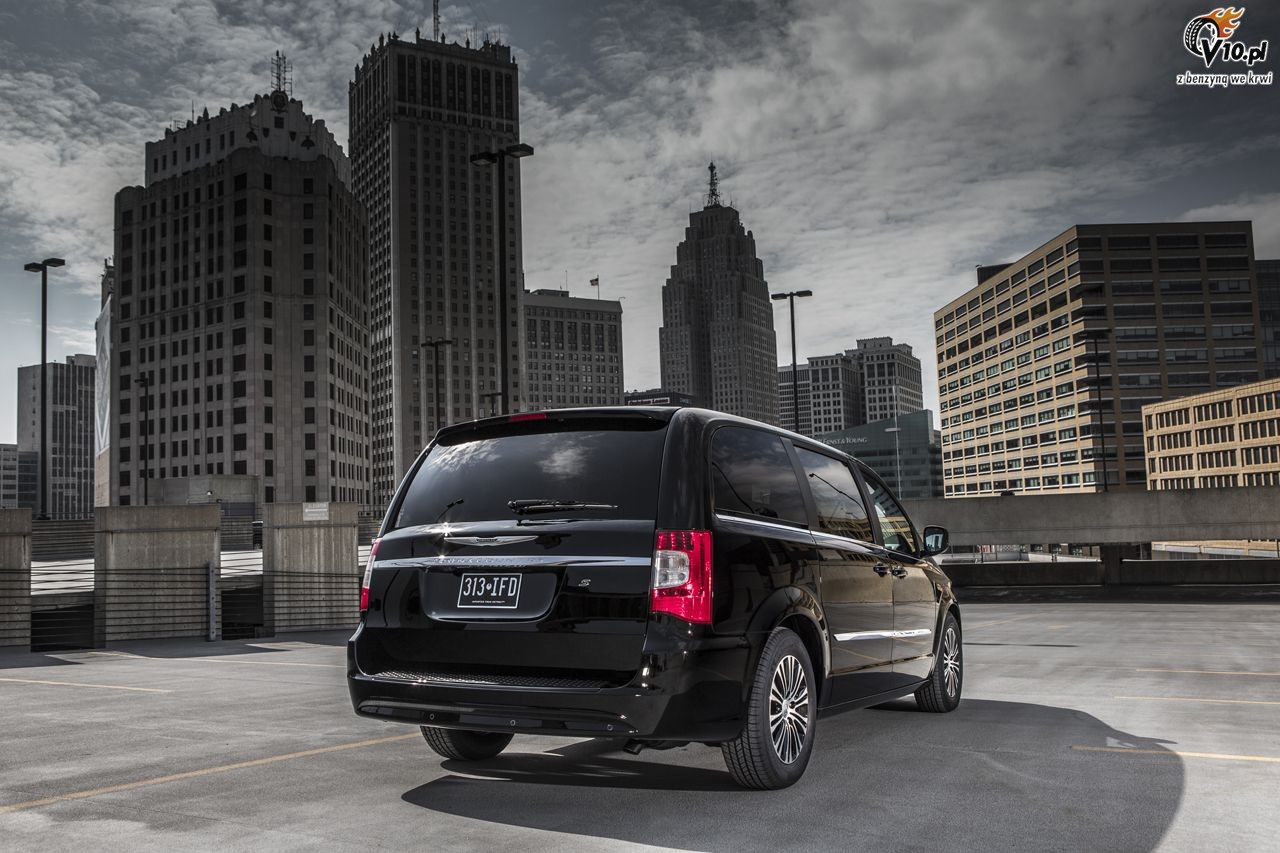 Chrysler Town and Country S