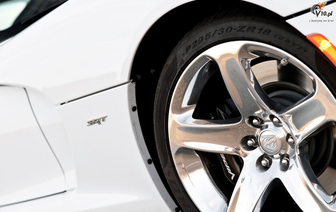 Corvette Stingray vs SRT Viper