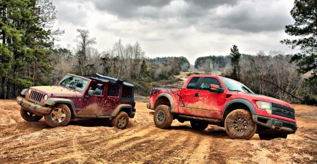Ford F150 Raptor i Jeep Wrangler szaleją w terenie
