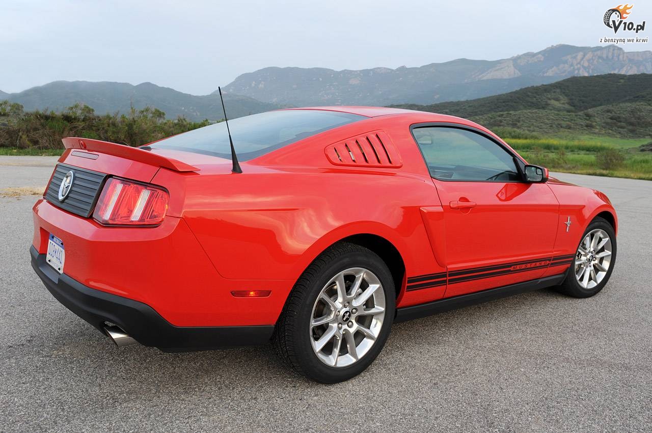 Ford Mustang V6 vs Chevrolet Camaro V6