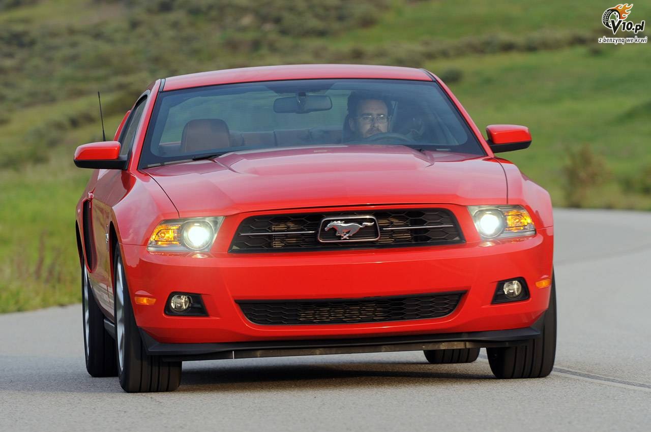 Ford Mustang V6 vs Chevrolet Camaro V6