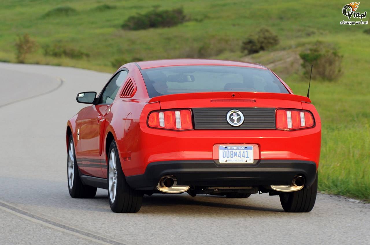 Ford Mustang V6 vs Chevrolet Camaro V6