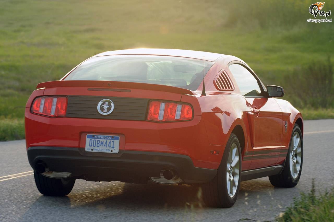 Ford Mustang V6 vs Chevrolet Camaro V6