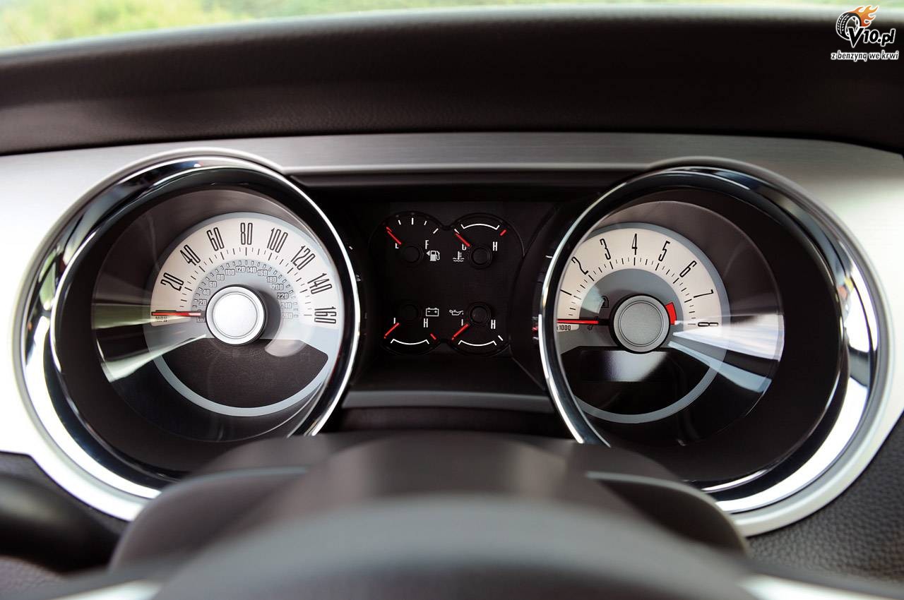 Ford Mustang V6 vs Chevrolet Camaro V6