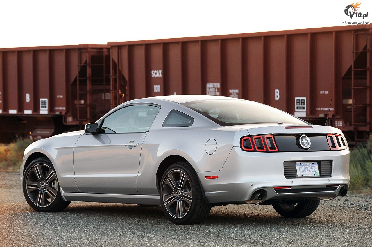 Ford Mustang V6 model na rok 2013