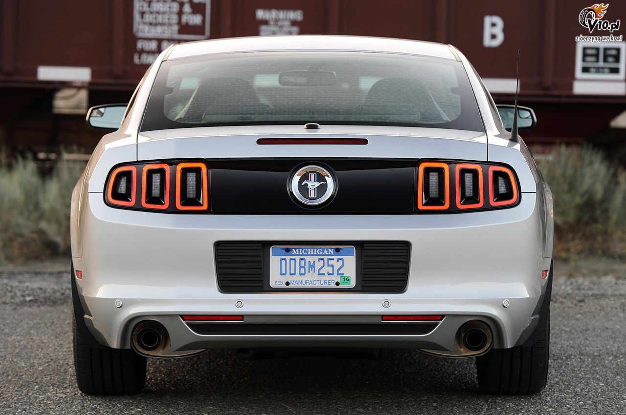Ford Mustang V6 model na rok 2013