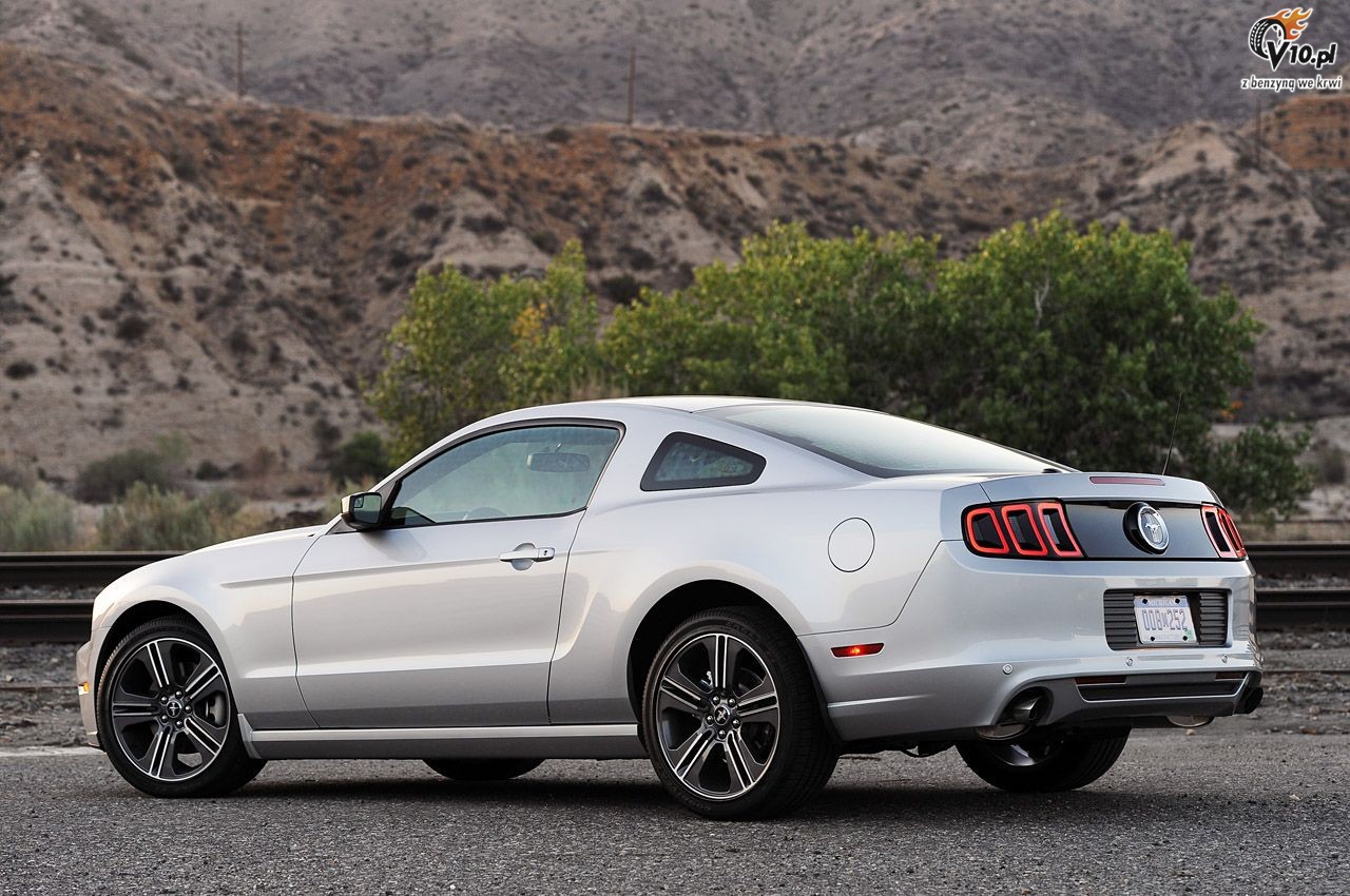 Ford Mustang V6 model na rok 2013