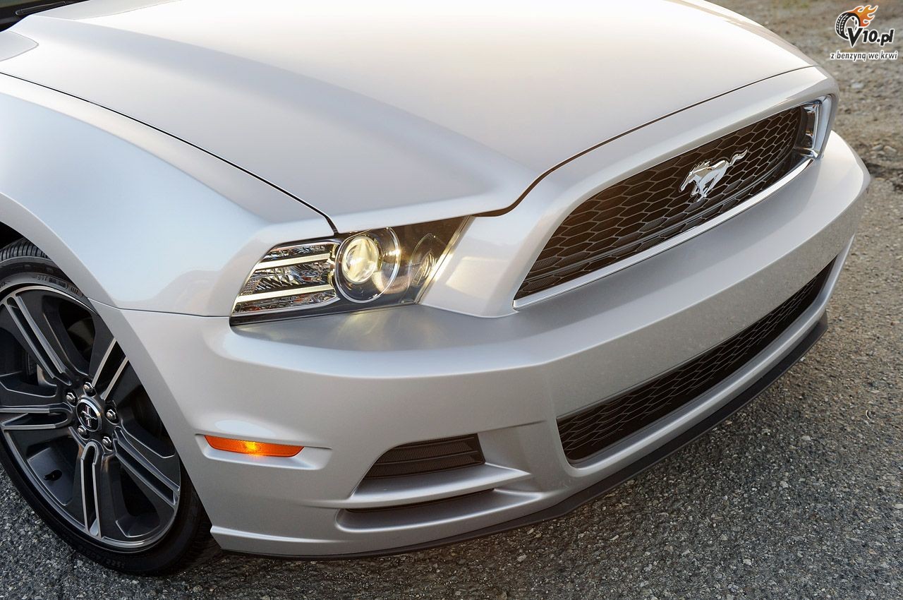 Ford Mustang V6 model na rok 2013