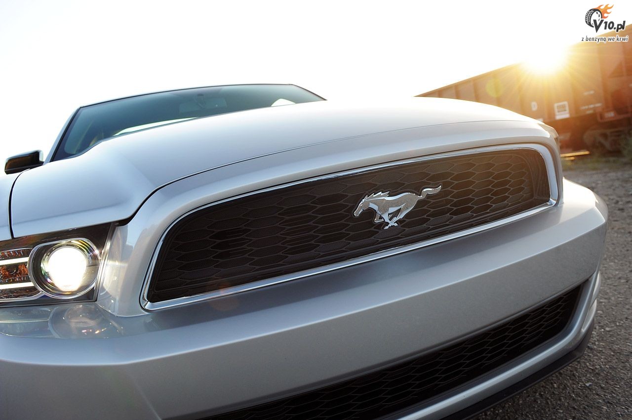 Ford Mustang V6 model na rok 2013