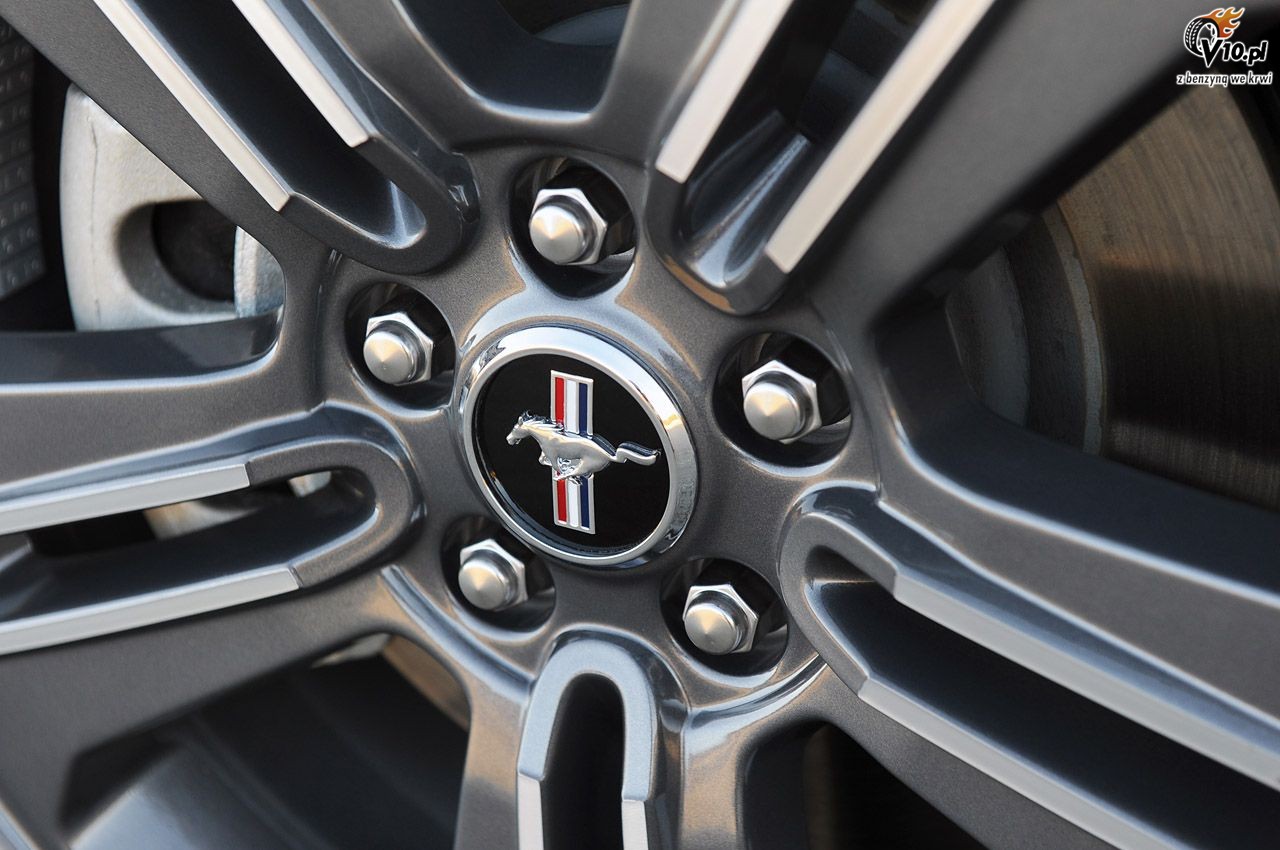 Ford Mustang V6 model na rok 2013