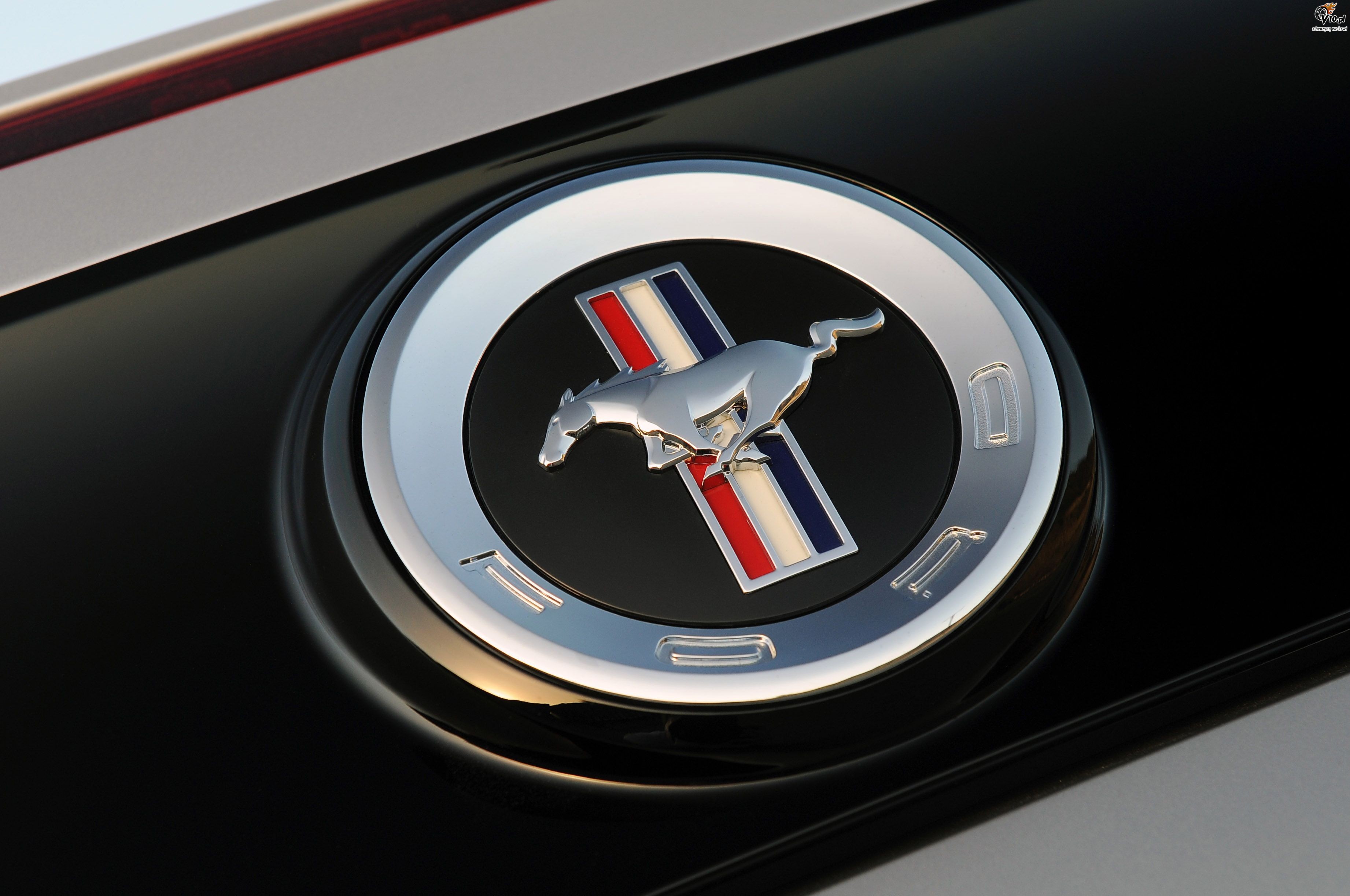 Ford Mustang V6 model na rok 2013