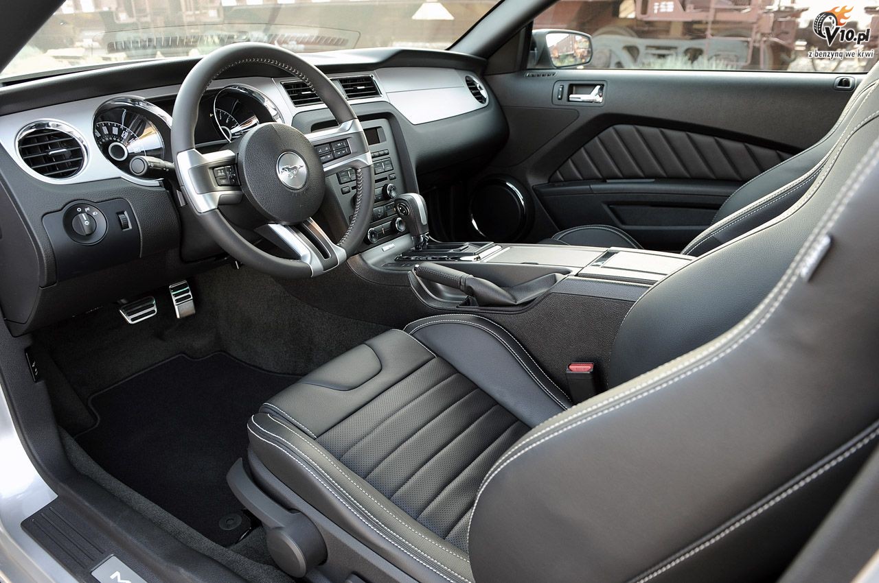 Ford Mustang V6 model na rok 2013