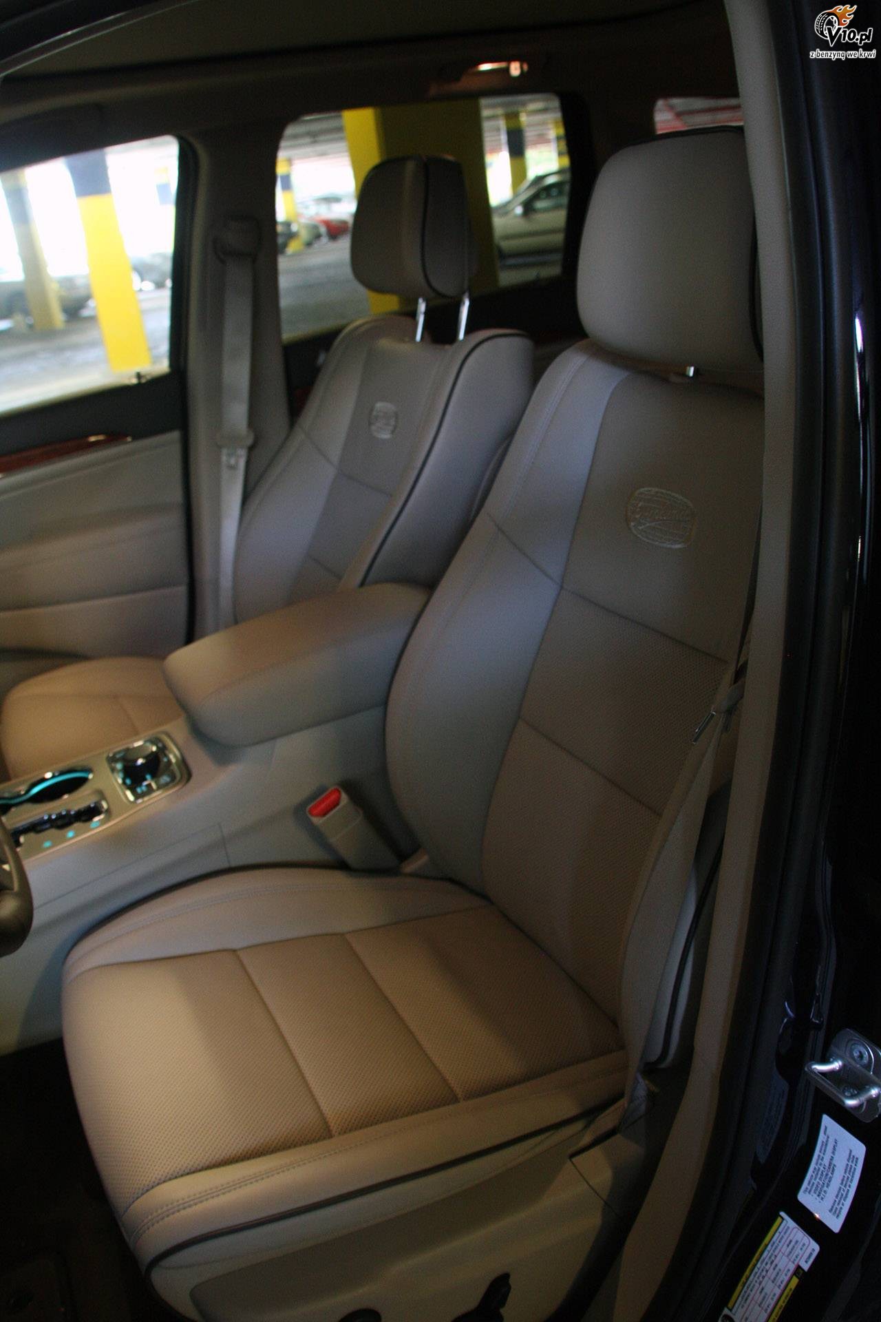 Jeep Grand Cherokee Overland model 2011