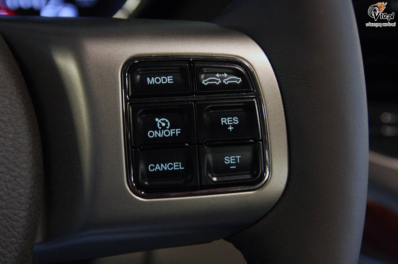 Jeep Grand Cherokee Overland model 2011