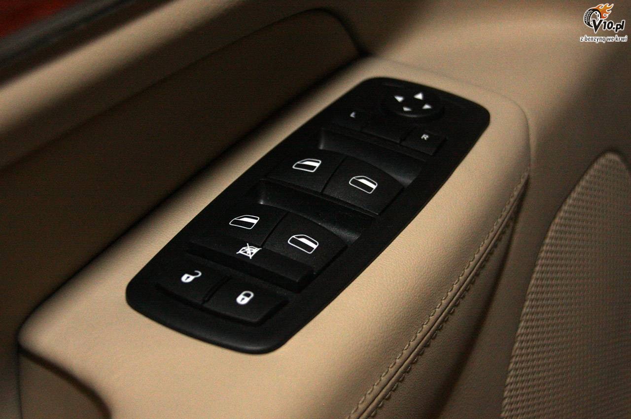 Jeep Grand Cherokee Overland model 2011