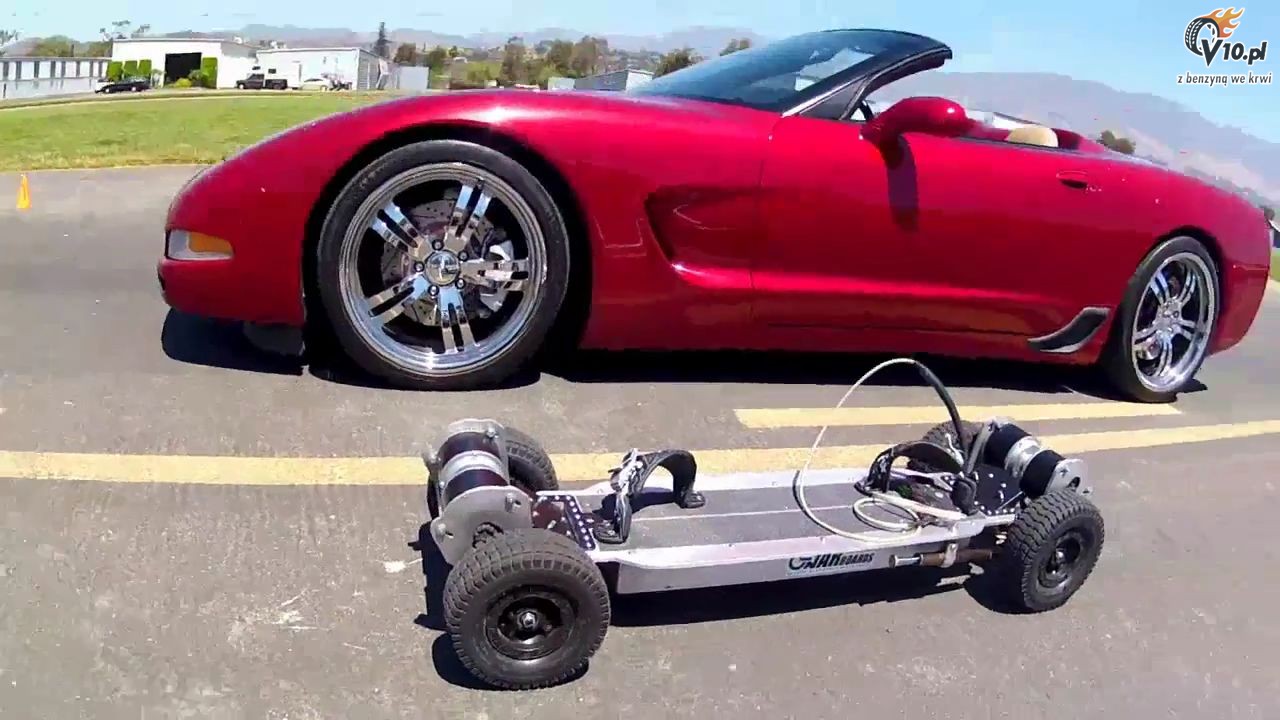 Corvette vs elektryczna deskorolka