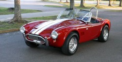AC Cobra driftuje po... parkiecie!