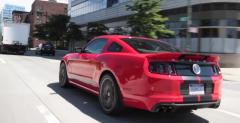 Shelby GT500 vs Chevy Camaro ZL1 - w miecie i na torze