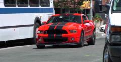 Shelby GT500 vs Chevy Camaro ZL1 - w miecie i na torze