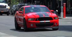 Shelby GT500 vs Chevy Camaro ZL1 - w miecie i na torze