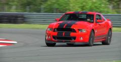 Shelby GT500 vs Chevy Camaro ZL1 - w miecie i na torze