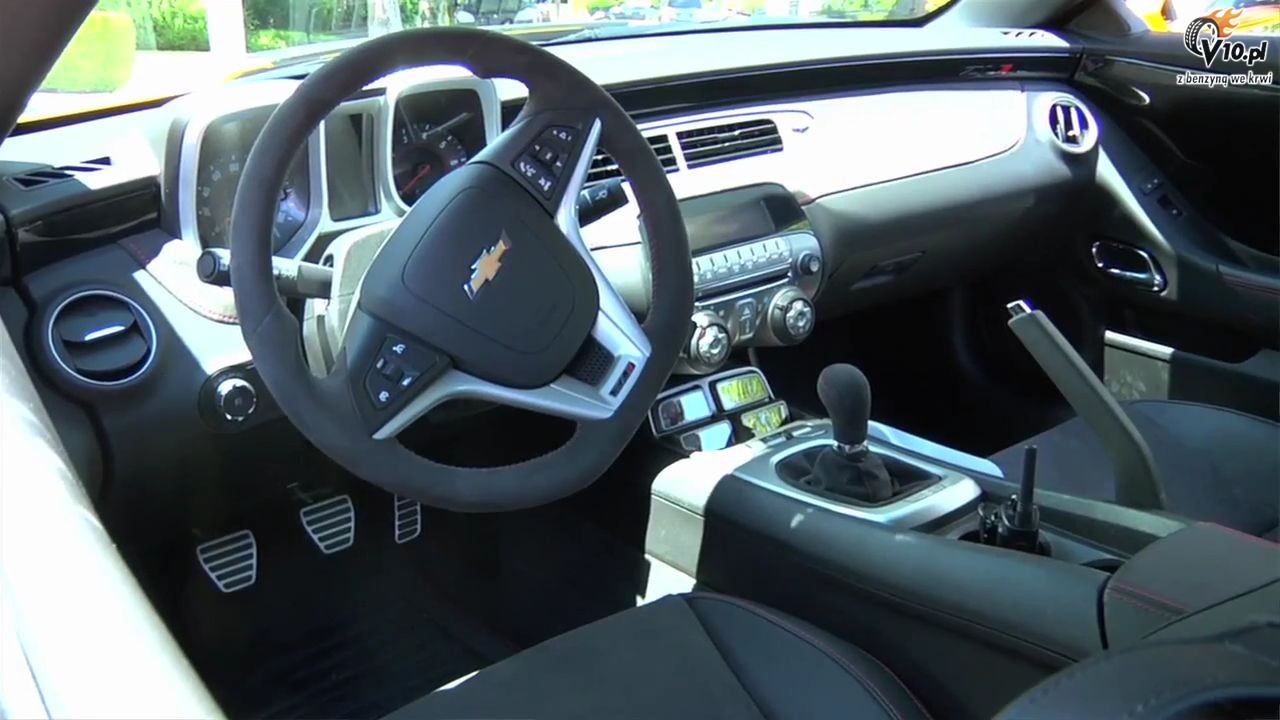Shelby GT500 vs Chevy Camaro ZL1 - w miecie i na torze
