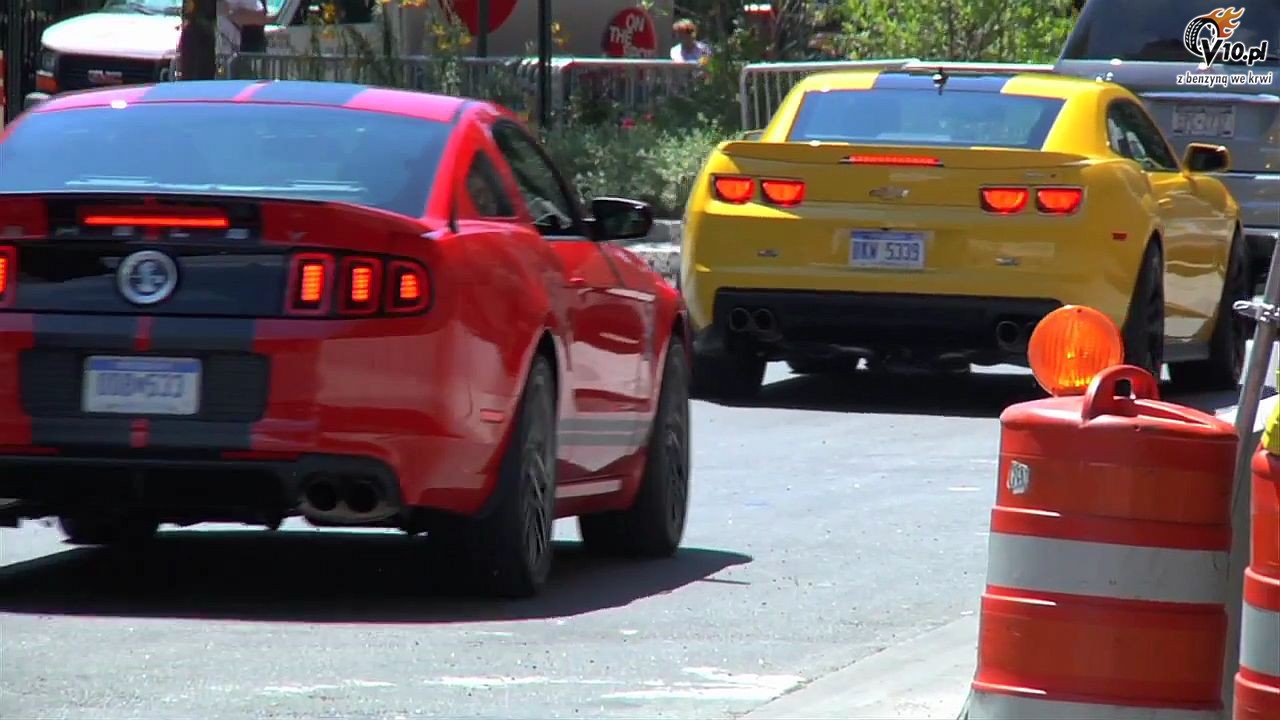Shelby GT500 vs Chevy Camaro ZL1 - w miecie i na torze