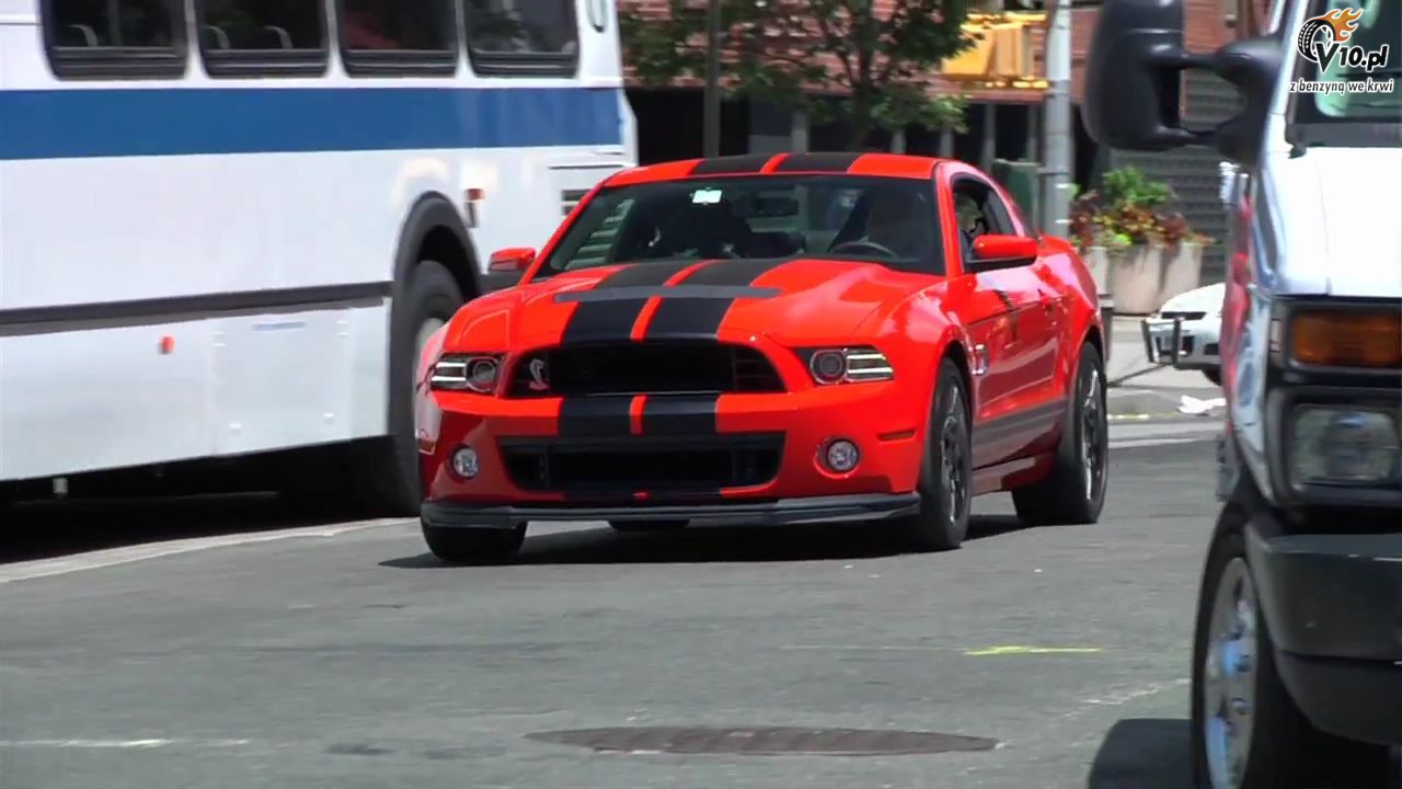 Shelby GT500 vs Chevy Camaro ZL1 - w miecie i na torze