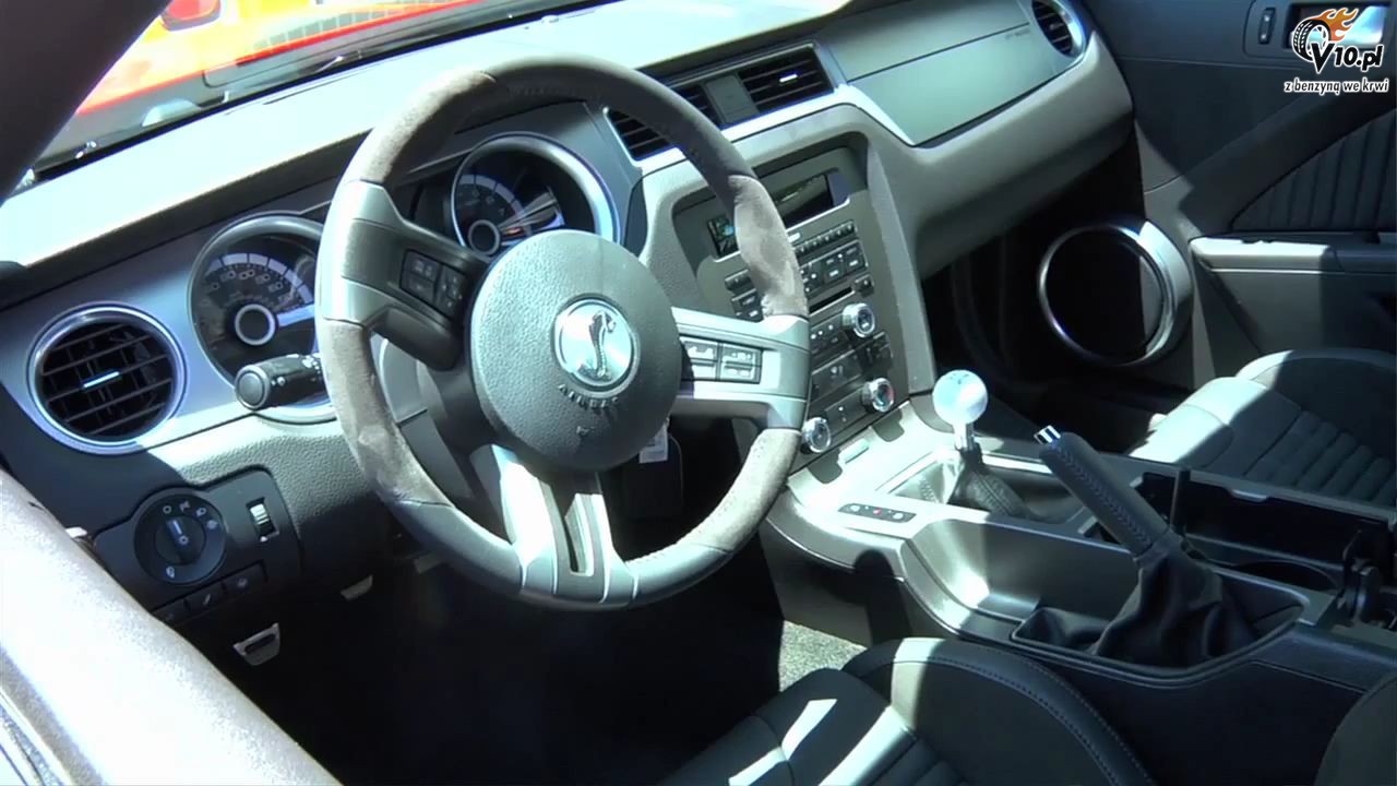 Shelby GT500 vs Chevy Camaro ZL1 - w miecie i na torze