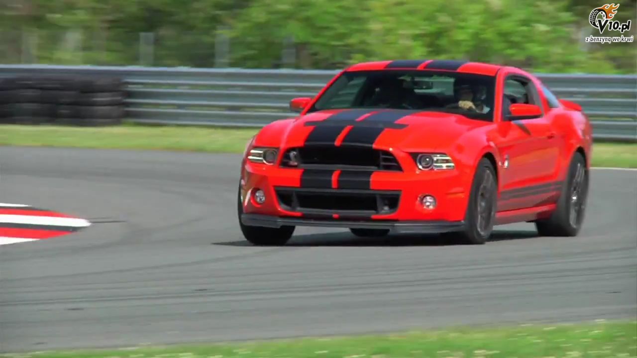 Shelby GT500 vs Chevy Camaro ZL1 - w miecie i na torze