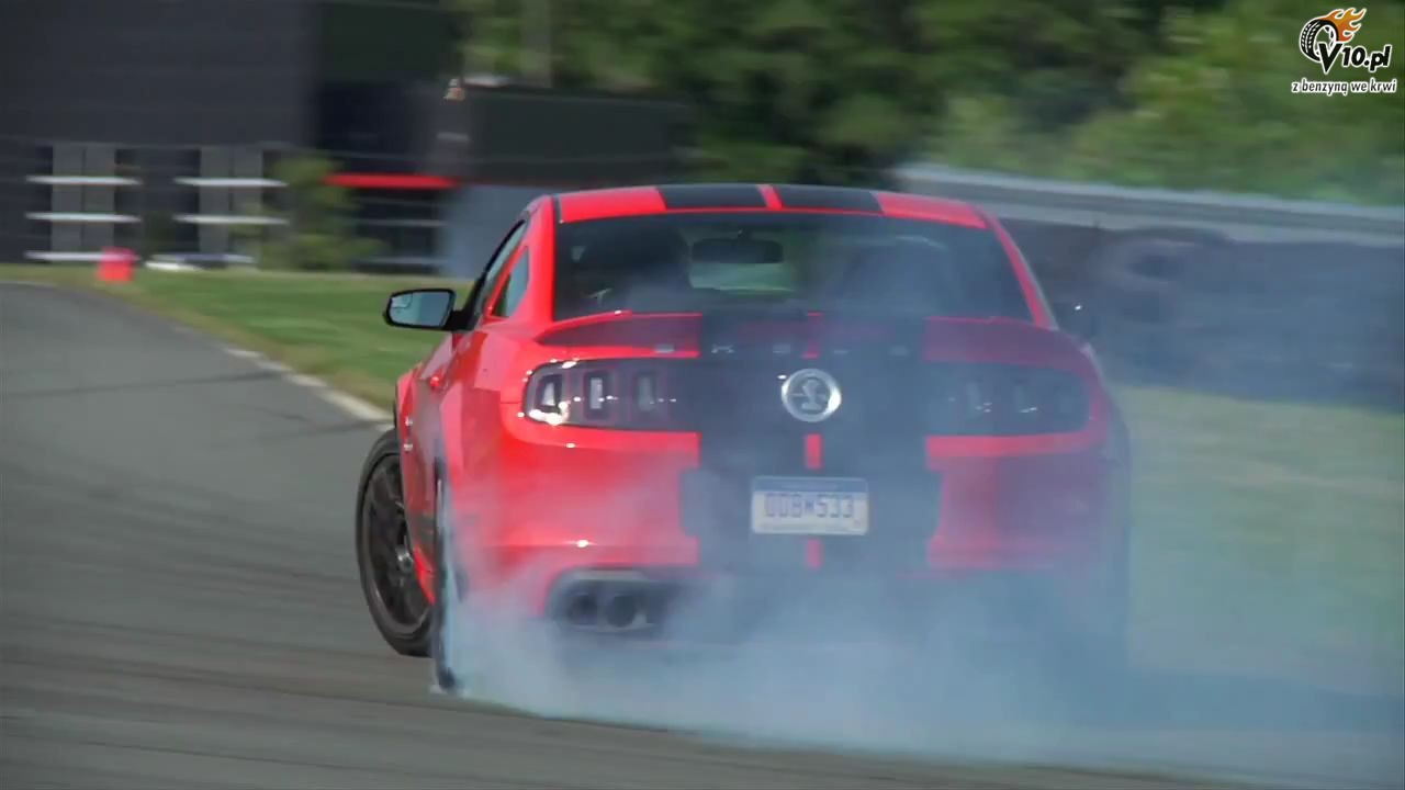 Shelby GT500 vs Chevy Camaro ZL1 - w miecie i na torze