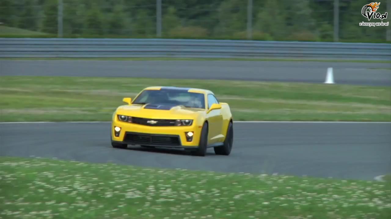 Shelby GT500 vs Chevy Camaro ZL1 - w miecie i na torze