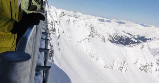 Snowboardzista porwany przez lawinę