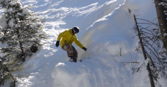 Snowboardzista porwany przez lawinę