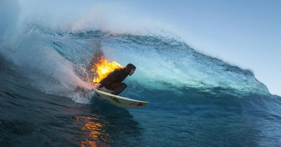 Płonący surfer