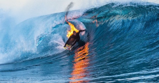 Płonący surfer