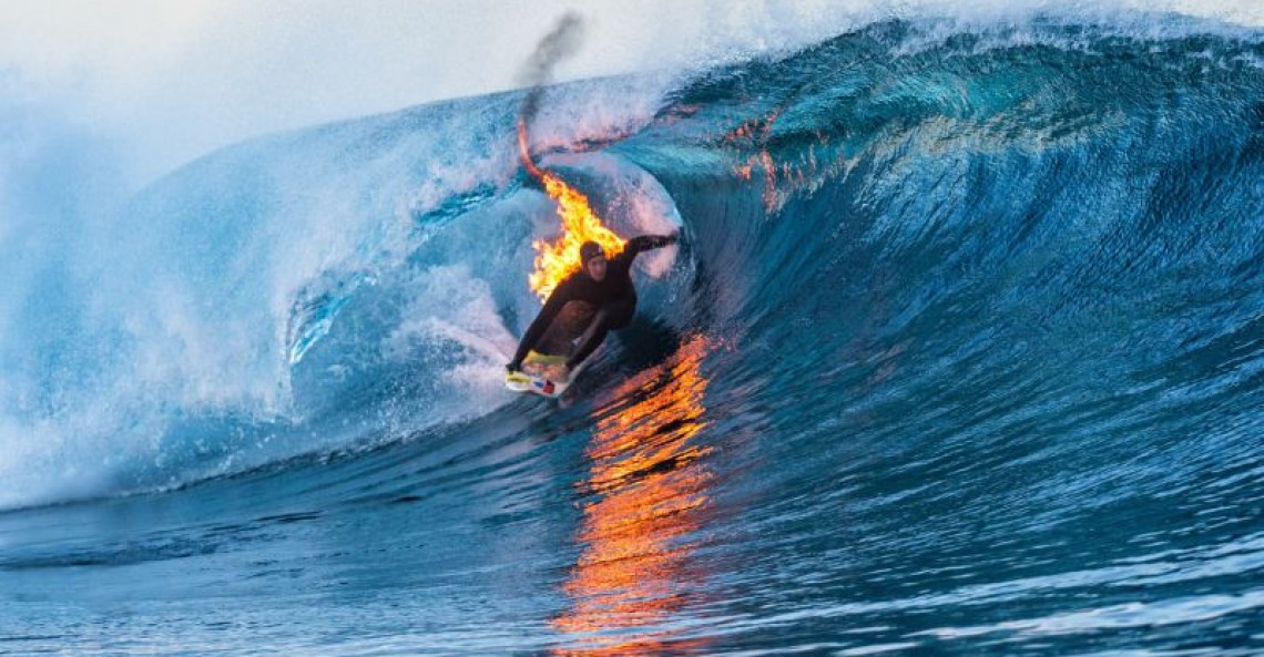 Płonący surfer