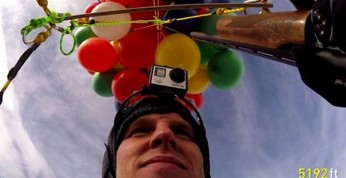 Erik Roner skakał na spadochronie z leżaka uniesionego balonami z...