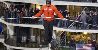 Nik Wallenda spacerował między wieżowcami w Chicago
